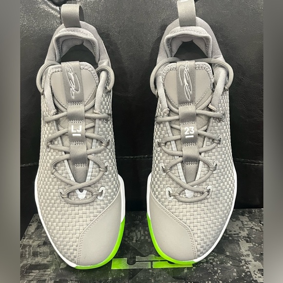 Lebron XIV Low - Dust/Reflective silver size 9 - Picture 4 of 5